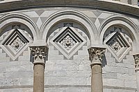 Pisa Schiefer Turm (Detail) 2.JPG